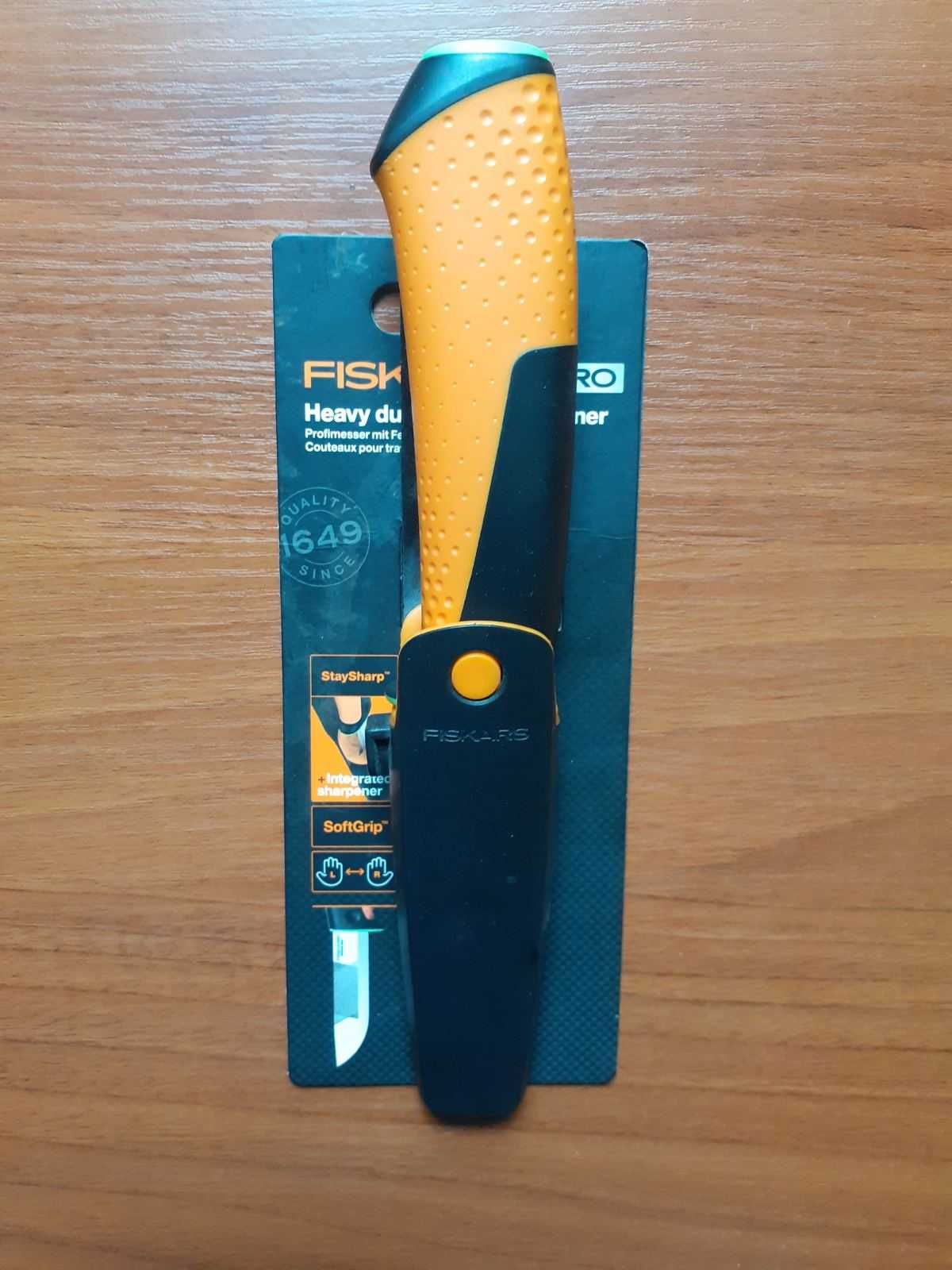 ніж для важких робіт з точилкою Fiskars