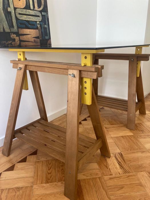 Mesa com tampo de vidro e cavaletes