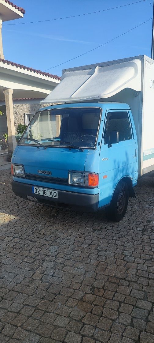 Mazda E2200 com caixa térmica