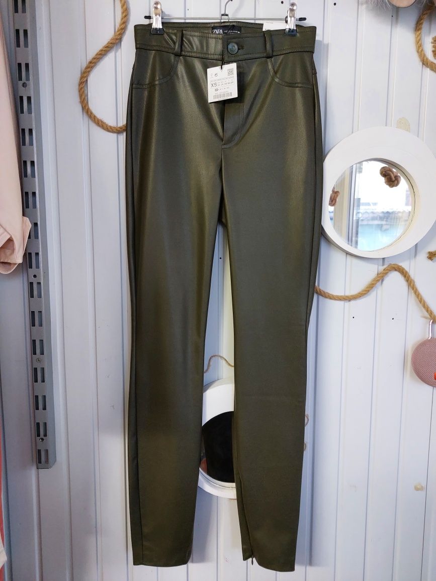 Новые штаны ZARA из эко - кожы. Утепленные, высокая посадка.
Сделано в