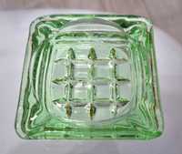 Stara popielniczka szklana w uranowej zieleni