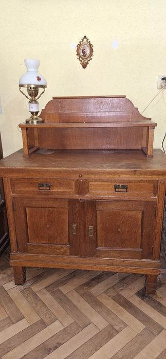 Антикварний сервант