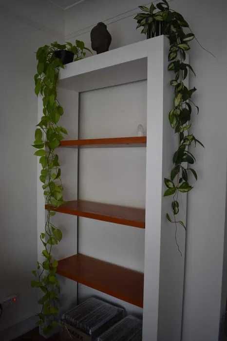 VENDO estante de madeira maciça,pintada a branco