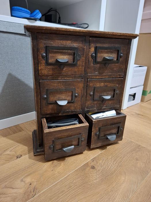 Stylowa stara drewniana szafeczka z szufladkami