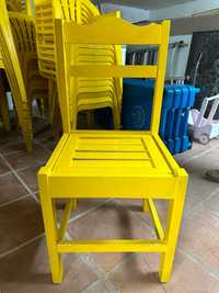 Cadeira de madeira amarela