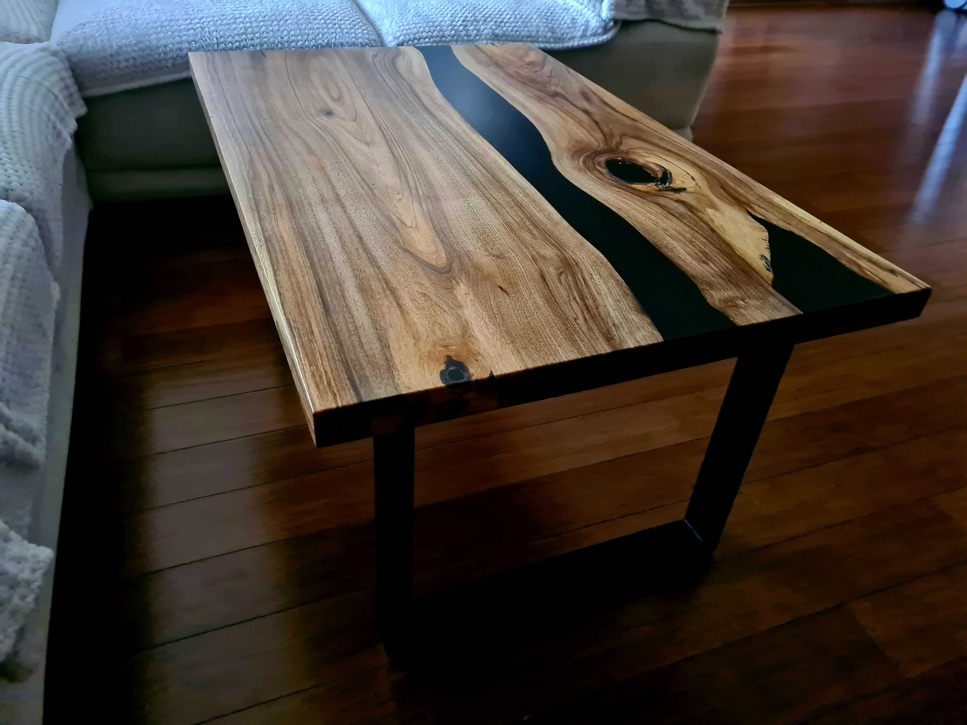 Stół drewniany stolik kawowy zalany żywicą