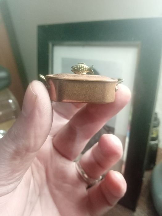 Miniaturas em latão, tachos em cobre,porcelana e em ferro.