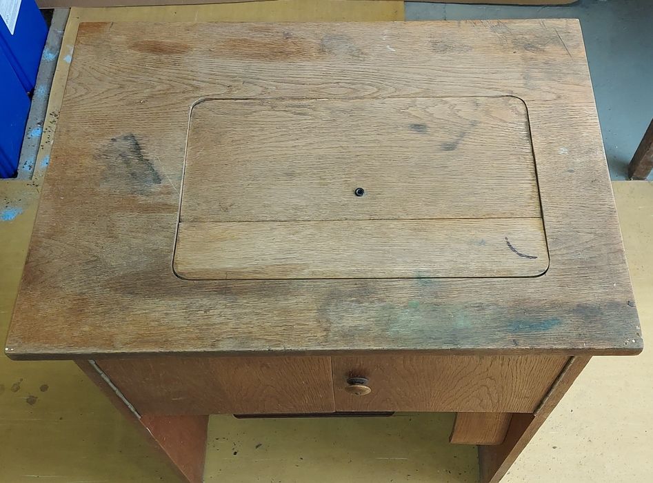 Drewniany stolik pod maszynę do szycia