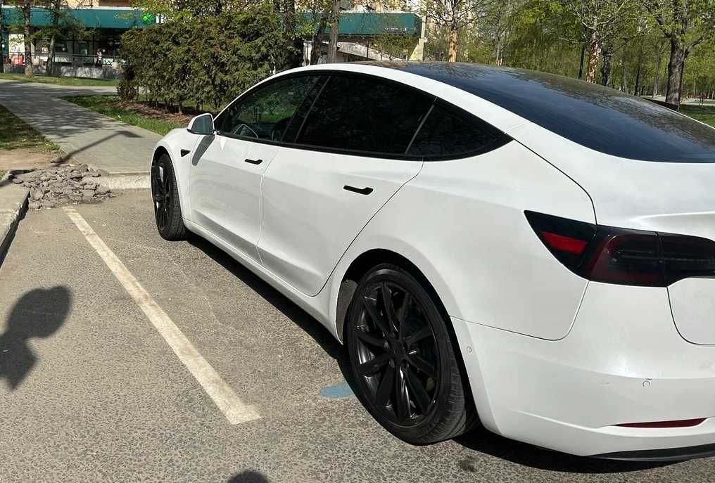 Tesla 3 2020 року