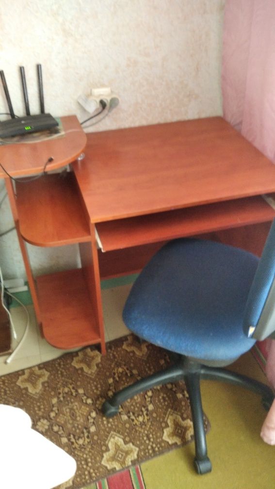 Компьютерный стол со стулом