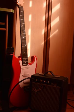 Гитара Fender Stratocaster и Комбоусилитель Fender Frontmen G10