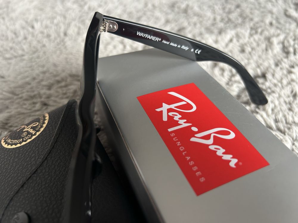 Okulary przeciwsłoneczne oryginalnej firmy Ray-Ban, model Wayfarer.