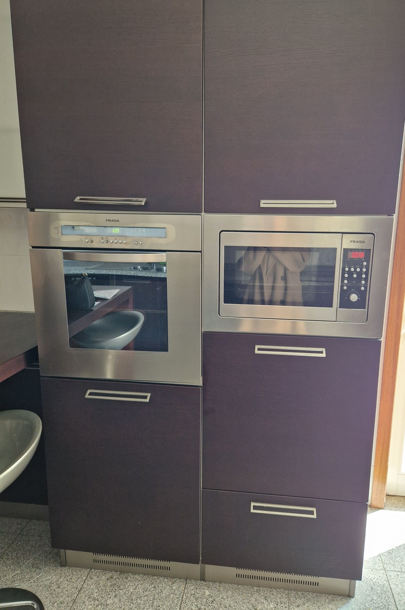 Mobiliário de cozinha com Armarios e Mesa - bom estado