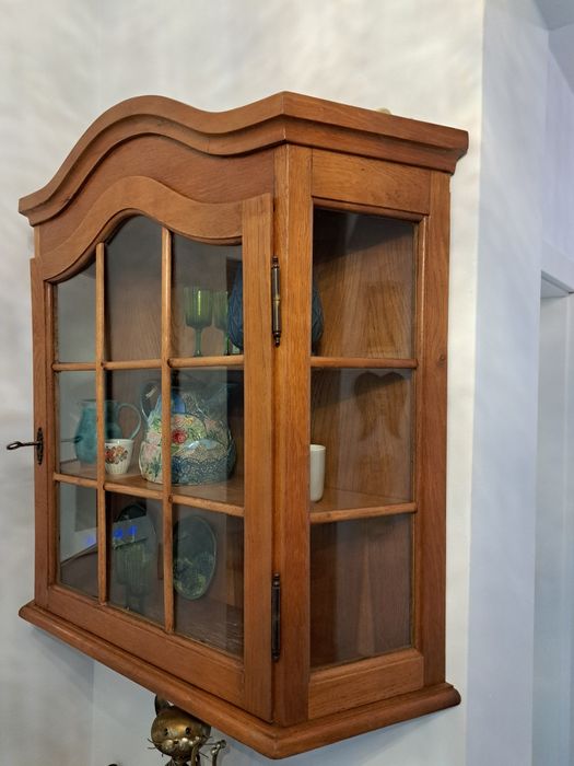 Dębowa witryna wisząca – elegancja i solidność w jednym!