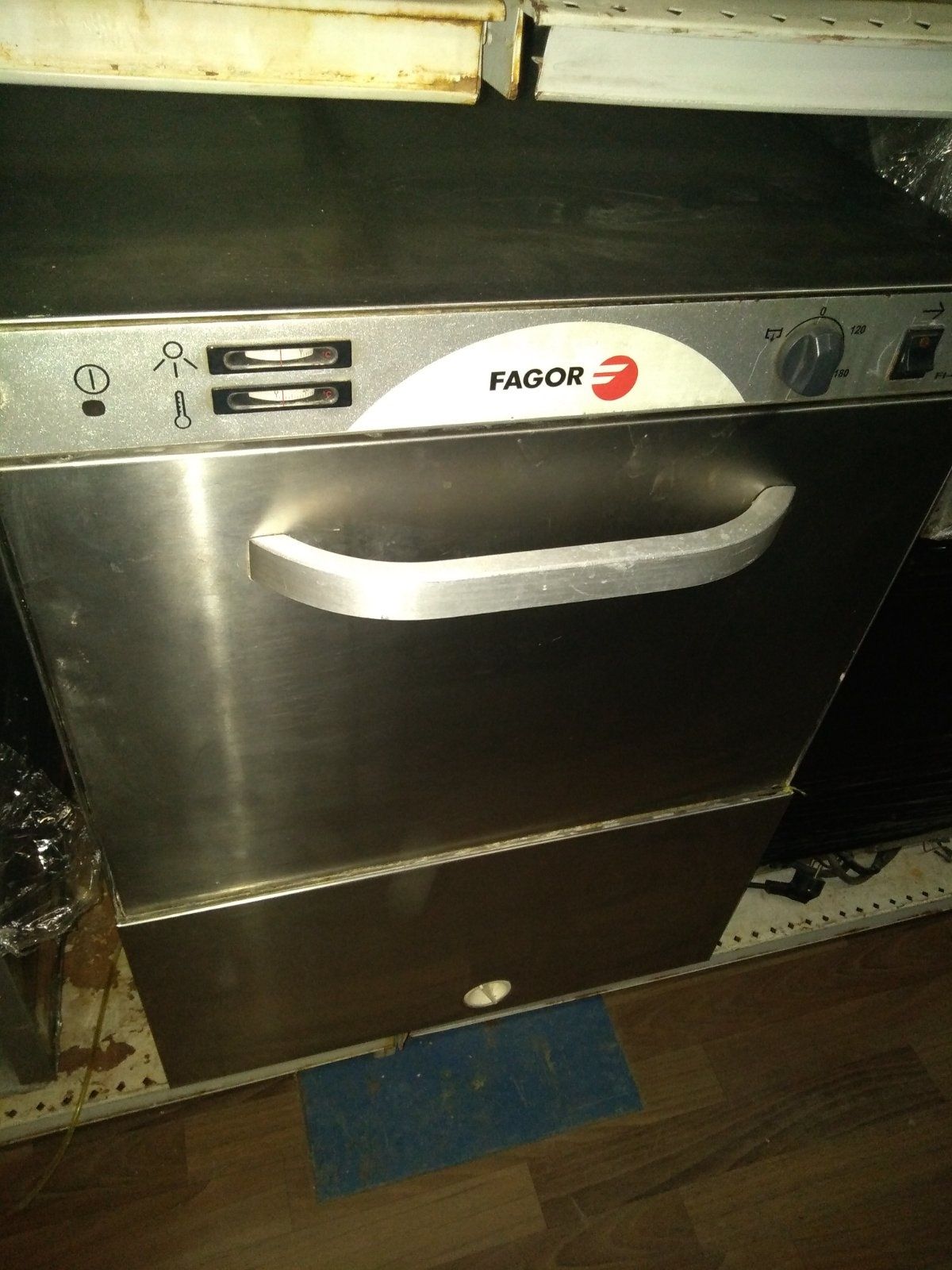 Фронтальная посудомоечная машина