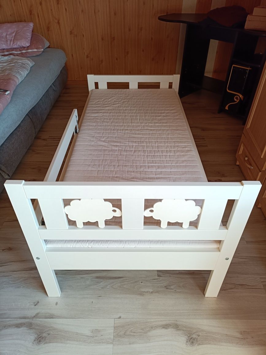 Łóżko dla dziecka z materacem