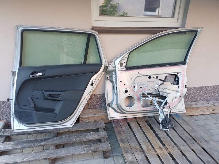 Opel Astra H drzwi prawe