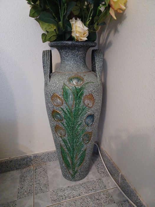 Jarro grande,de chão  cinzento, com flores.
