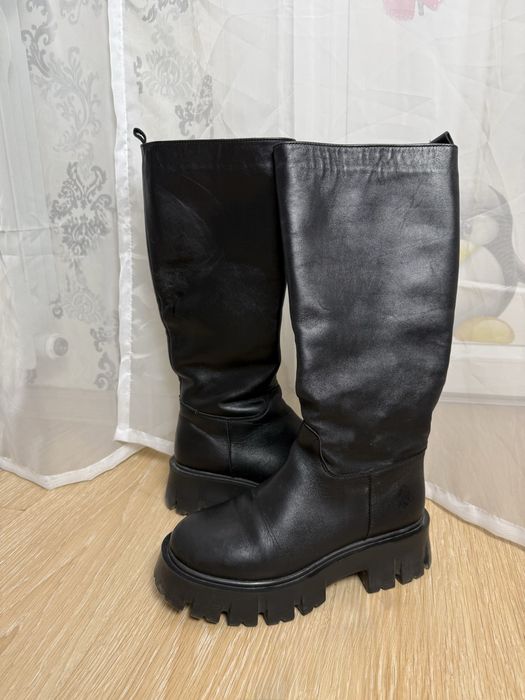 Высокие кожаные сапоги