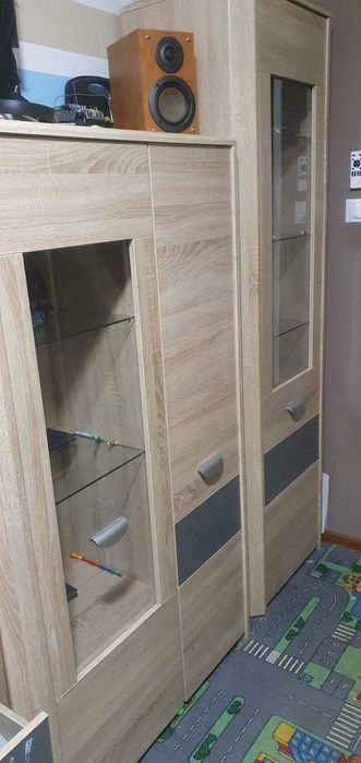 Dwie witryny i półki Yoop