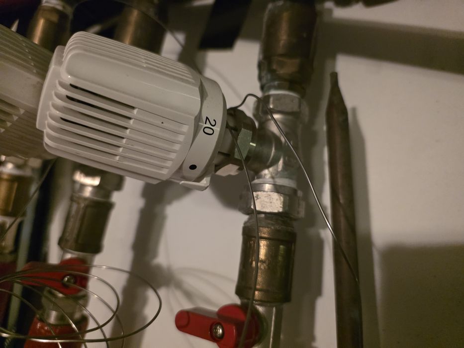 Zawór i głowica termostatyczna herz 20-50st z kapilarą.