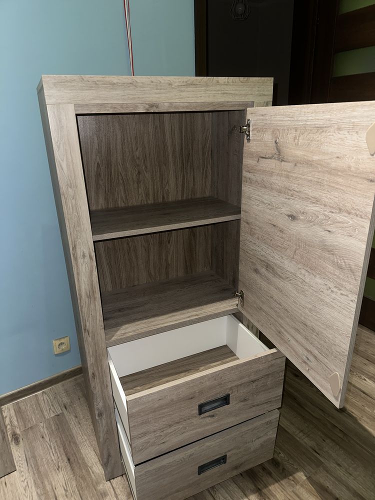 Szafki 66,5 × 138 × 40 cm – pojemne i w świetnym stanie!