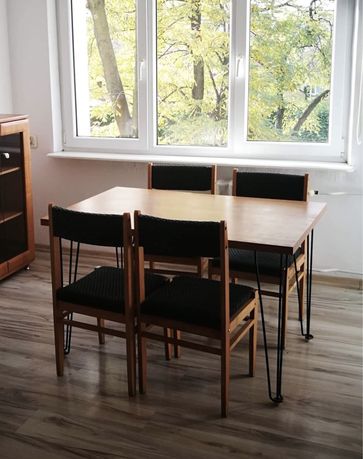 Stół w stylu loft z metalowymi nogami