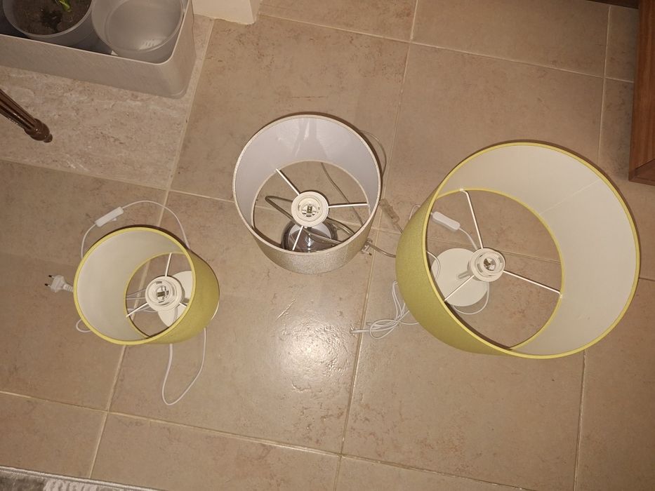 Cadeeiros de mesinha cabeceira