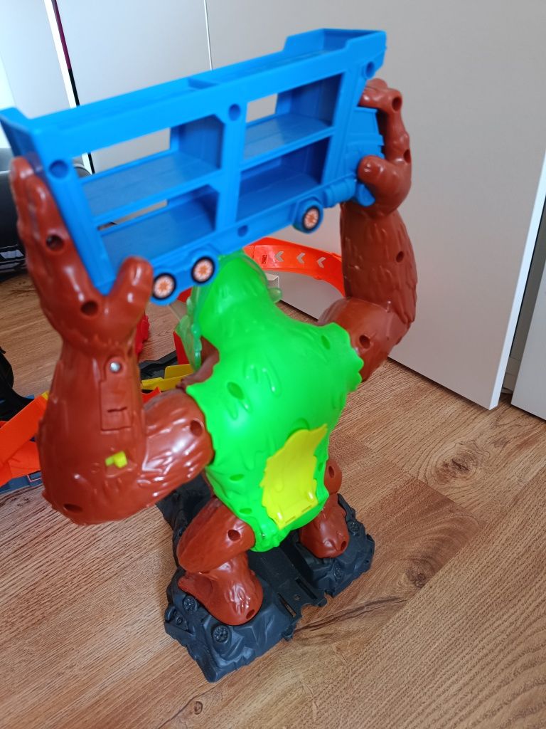Hot wheels atak goryla
