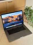 MacBook Pro 15” (2018) – i7/16GB RAM/512GB SSD/Radeon Pro 560X