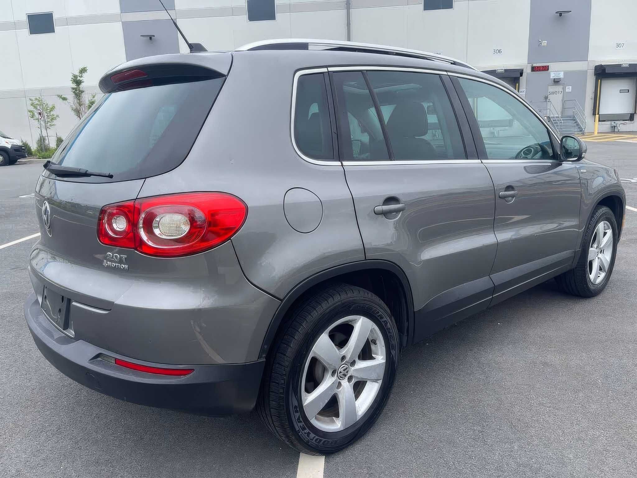 2010 Volkswagen Tiguan Wolfsburg Edition 4Motion