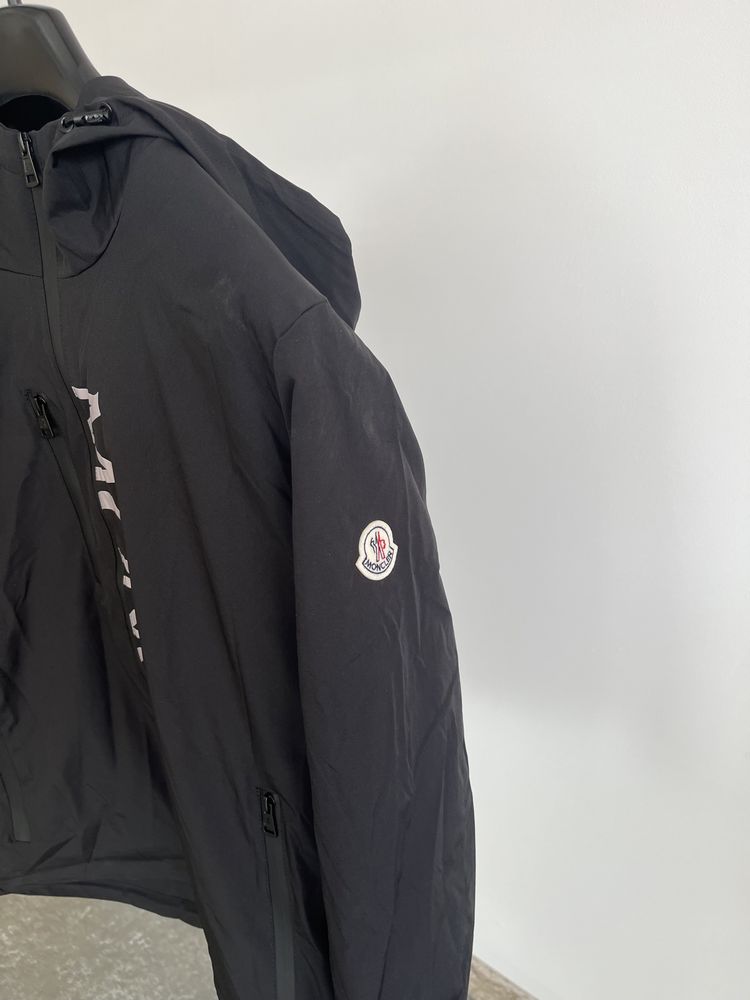 Corta vento  moncler
