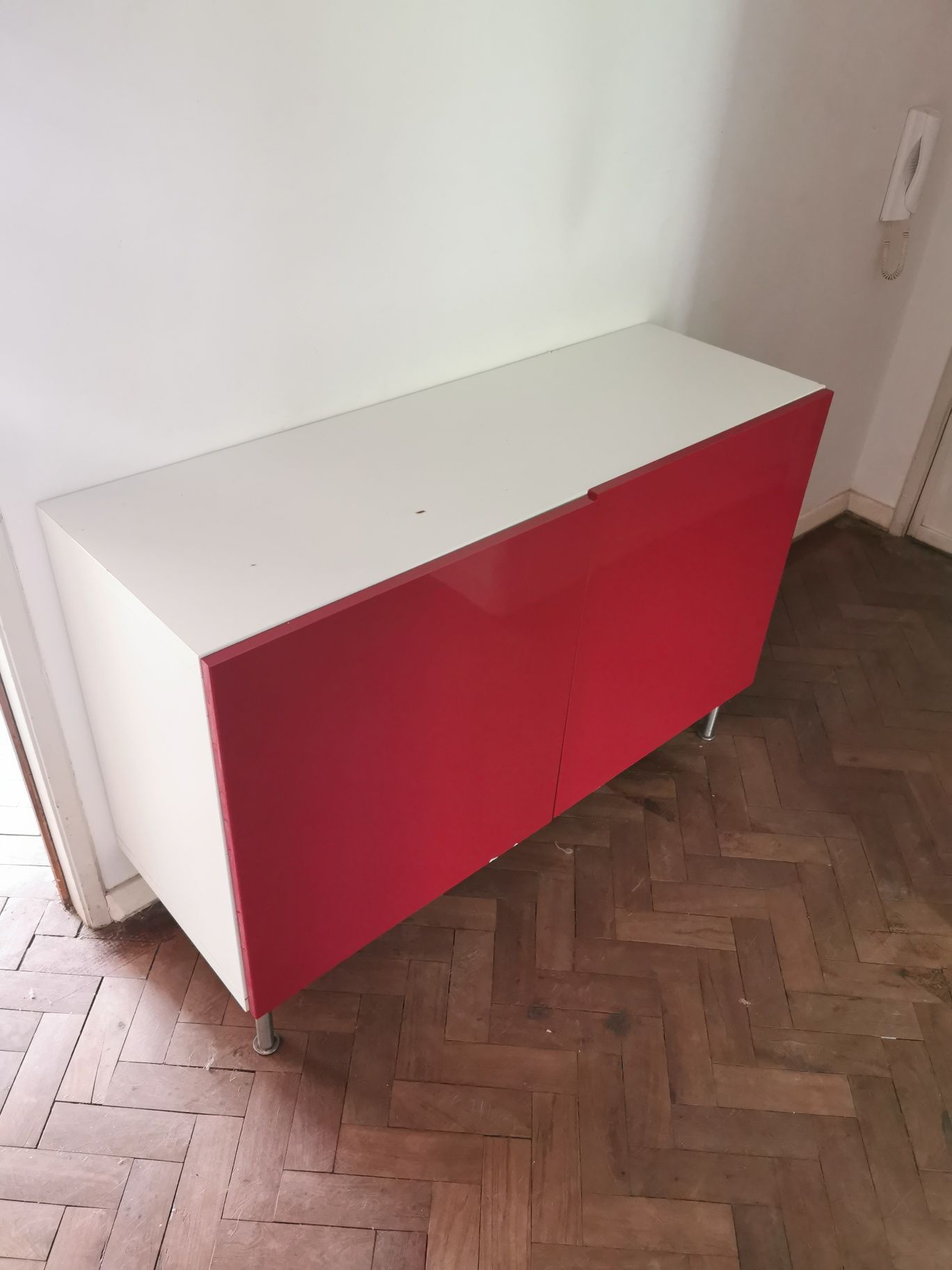 Móvel Aparador - branco e vermelho