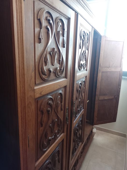 Roupeiro Rústico de madeira castanha com 3portas e 3gavetas.167x58x182