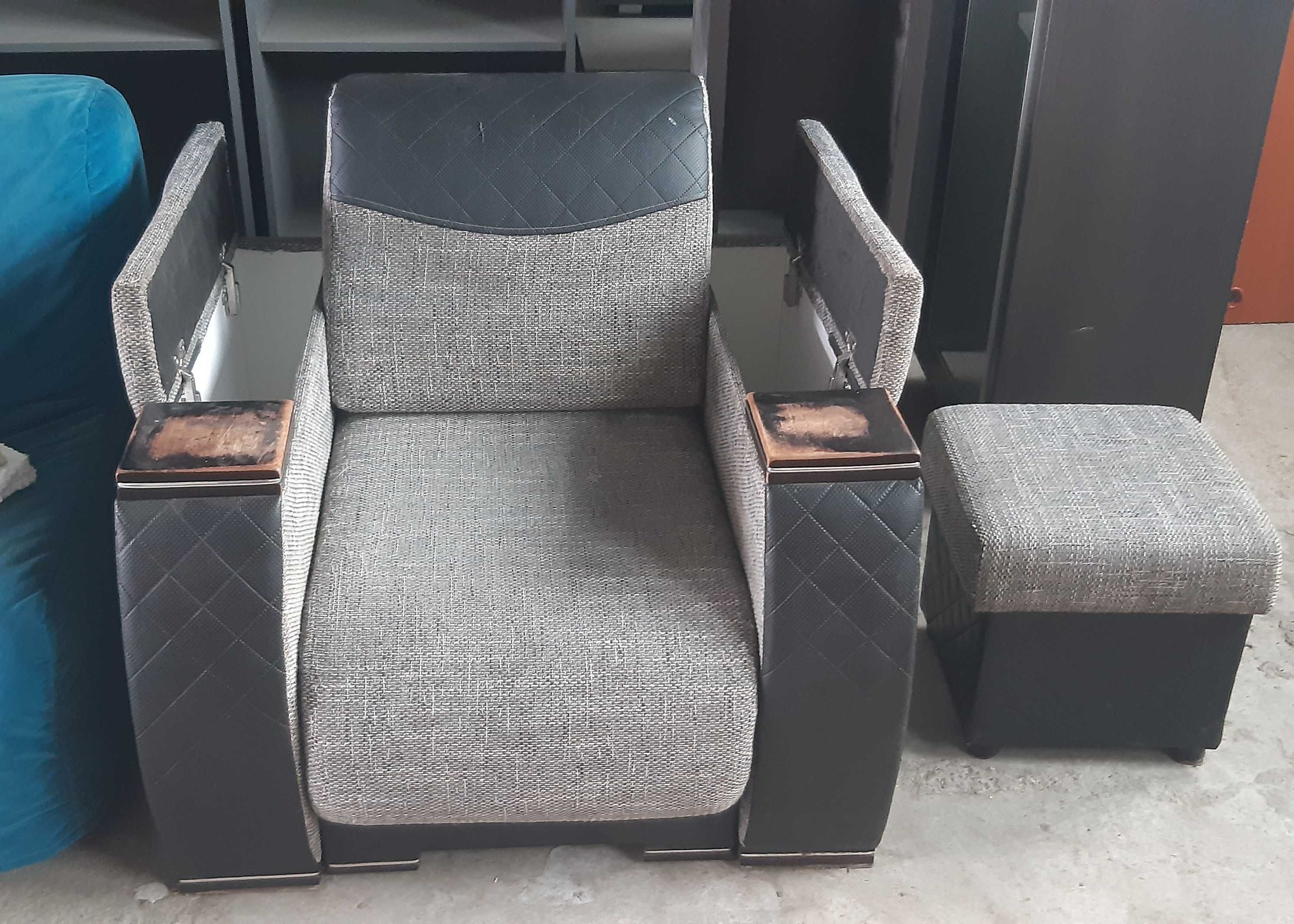 nowoczesny fotel z pufą w komplecie