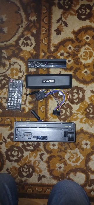 Автомагнітола з дінуміками.