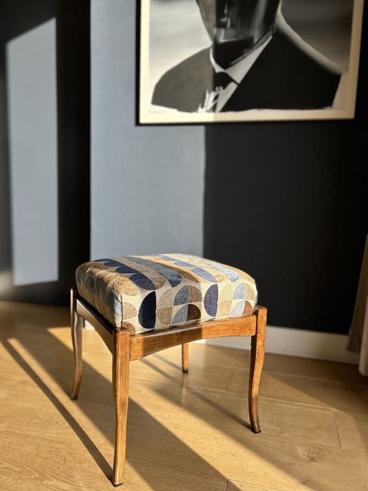 Pufa z drewnianymi nóżkami