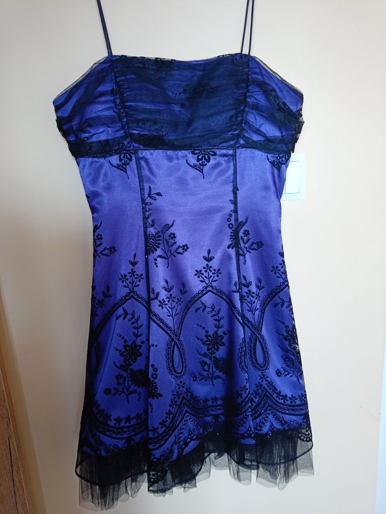 Sukienka mini, jak nowa, haftowana z brokatowym połyskiem