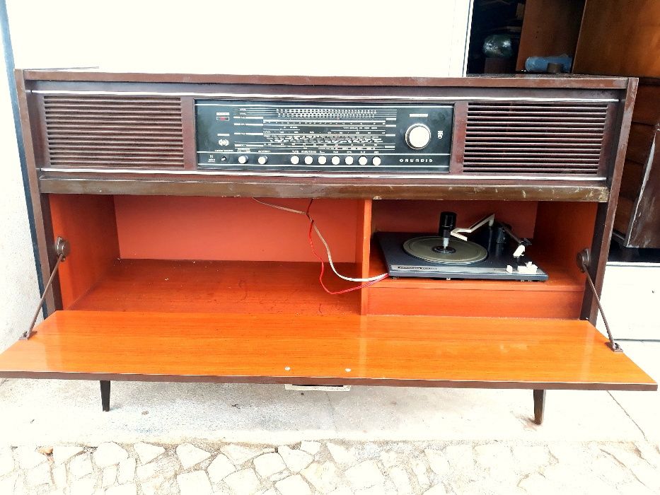 Aparador Rádio gira discos grundig vintage 118comp X 36prof X 80alt