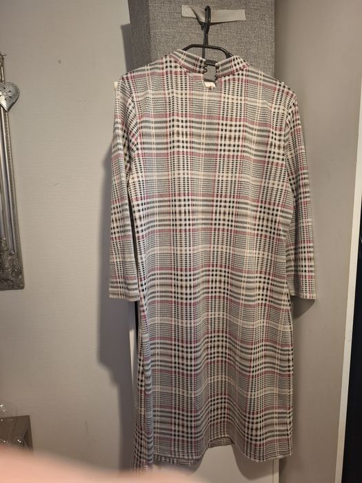 Sukienka w kratkę dzianiny z laycra
