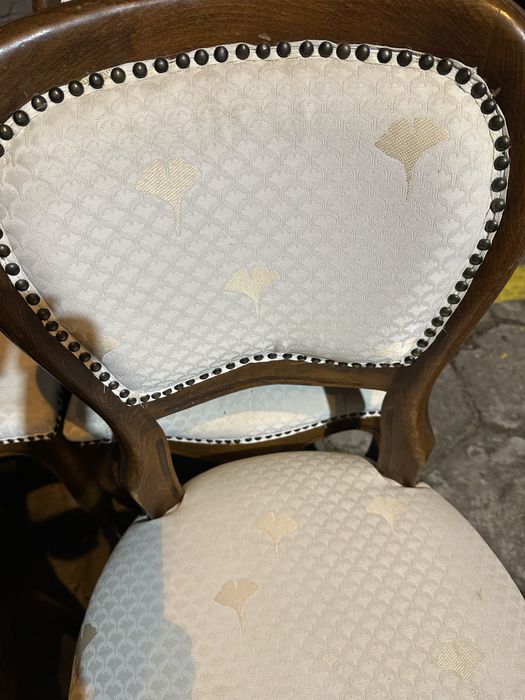 Zestaw pięciu krzeseł ludwika XV tapicerowane siedziska rzeźbione nogi