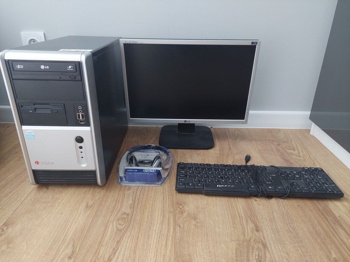 Komputer stacjonarny + monitor + akcesoria