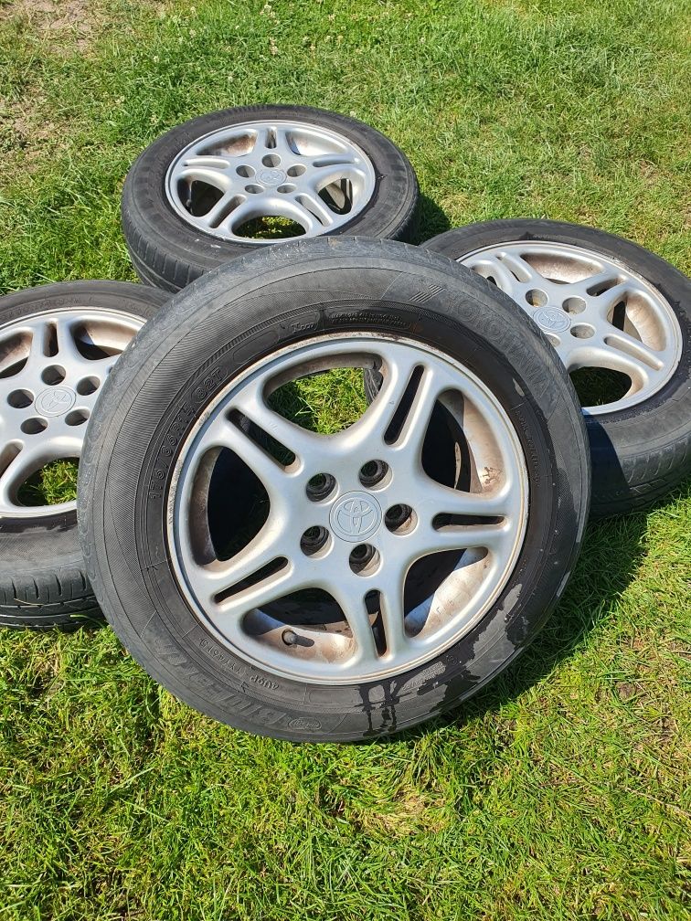 Toyota YOKOHAMA 175/65 R14 et45 5x100 letnie alufelgi oryginał proste