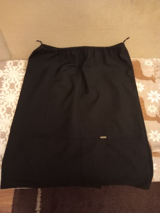 Czarna spódnica na gumie