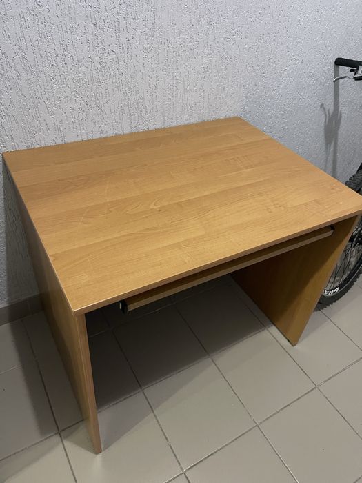 Стіл компʼютерний