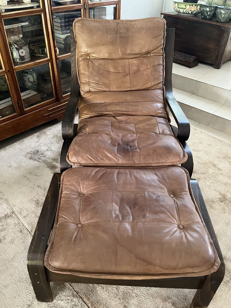 Chaise em madeira e almofadas em pele