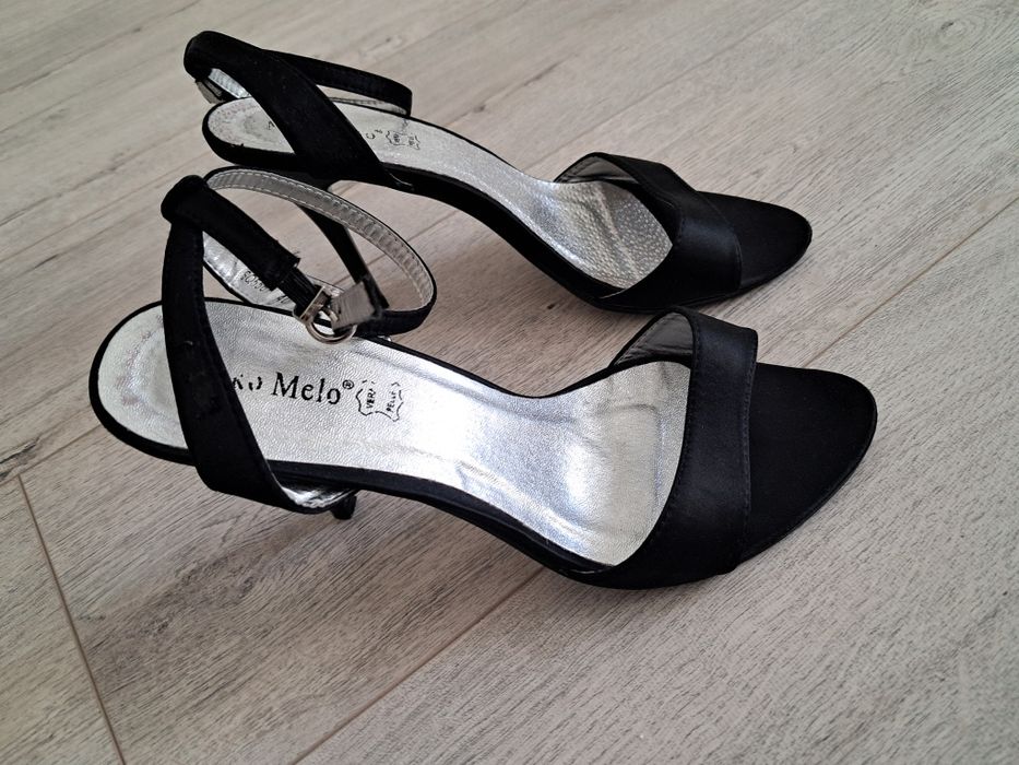 Sandałki 42 na szpilce