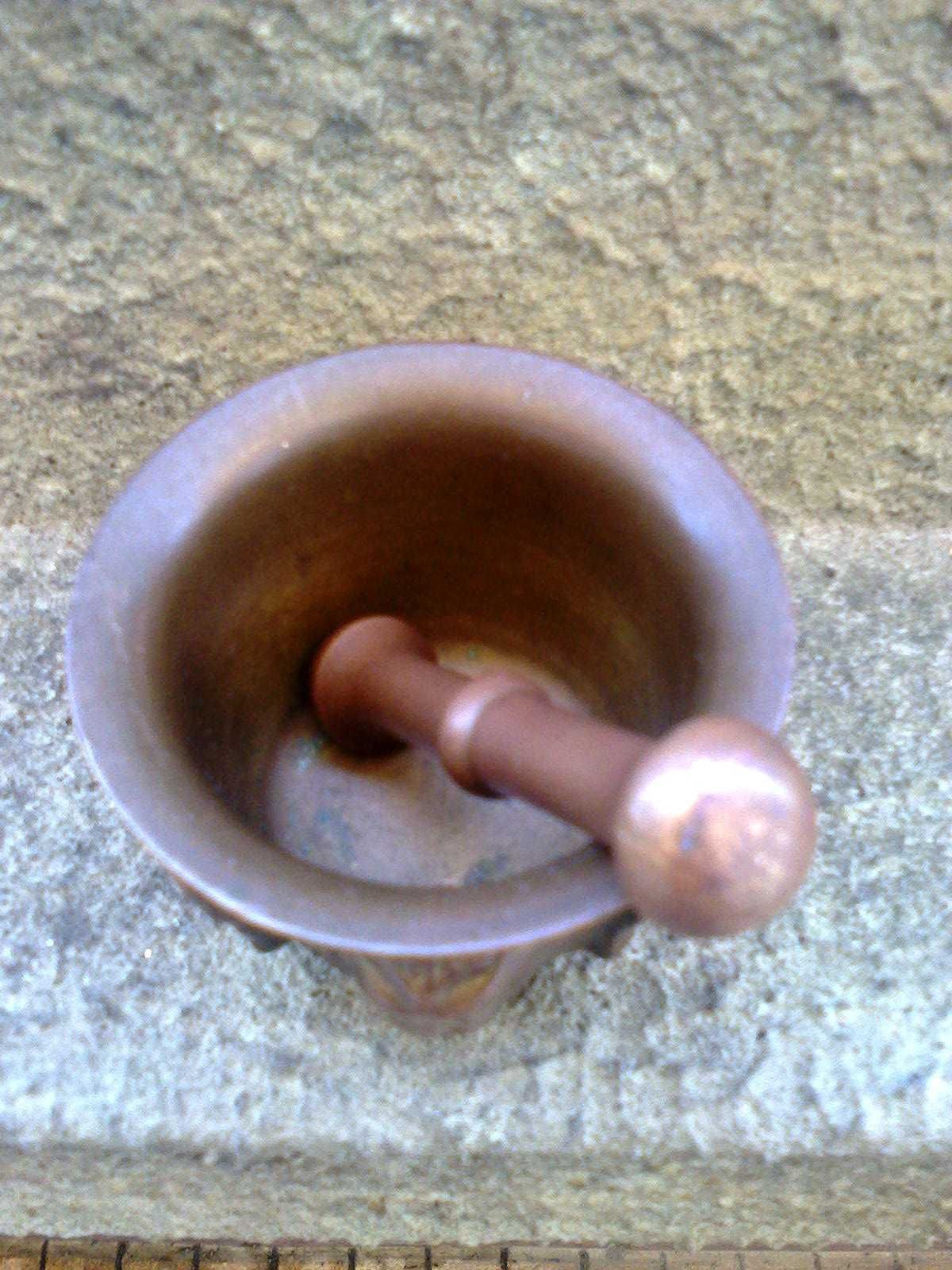 Almofariz antigo em bronze com pilão