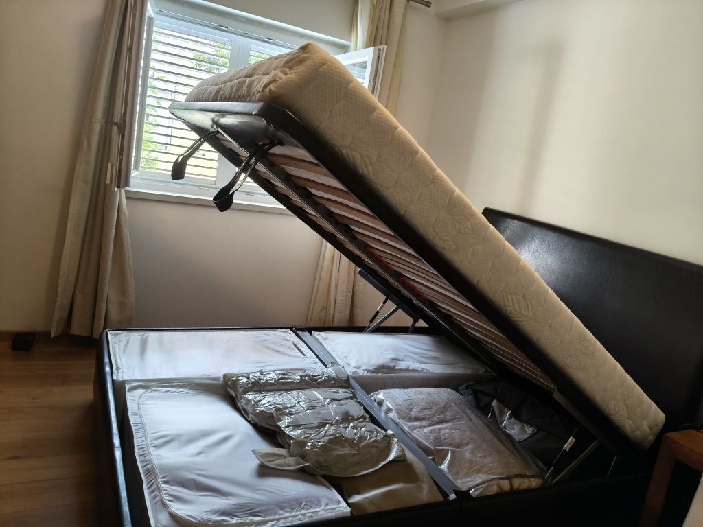 Cama em ecopele, com arrumação e colchão