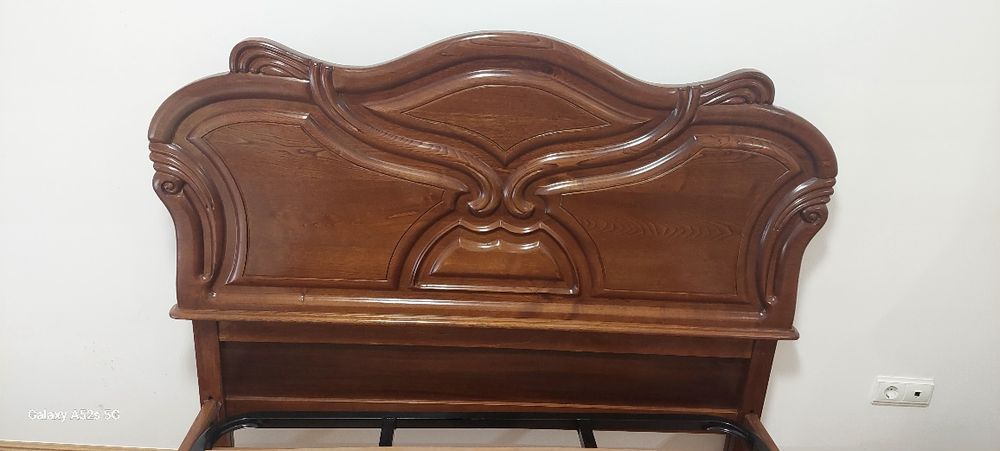 Cama em madeira maciça